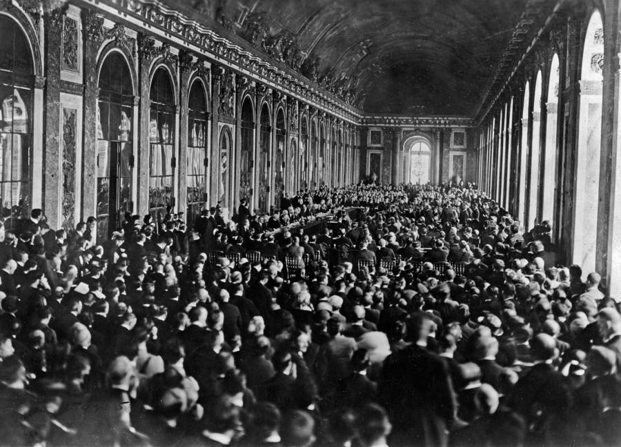 dignitaries-hall-of-mirrors-france-palace-versailles-june-28-1919.jpg dignitaries-hall-of-mirrors-france-palace-versailles-june-28-1919.jpg