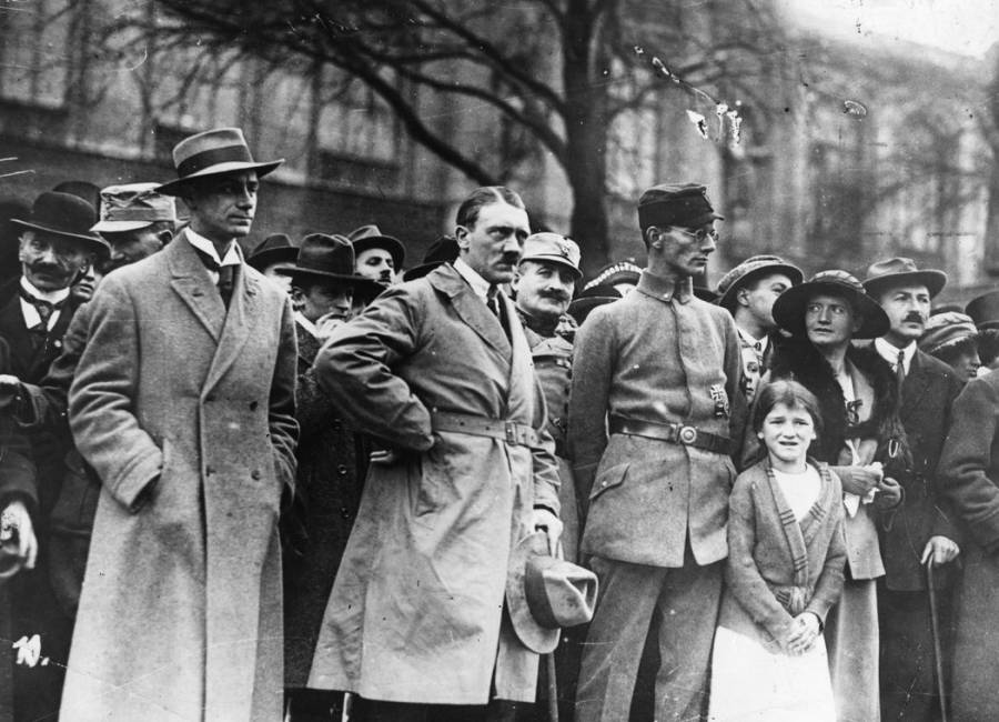 hitler_weimar.jpg hitler_weimar.jpg